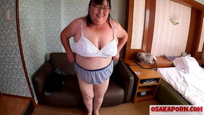 Debela japanska mama pokazuje svoje ogromne sise i uživa u seks igrački. 51-godišnja azijska mama govori o svom seksualnom iskustvu. Yukiko 1 OSAKAPORN debela milfica